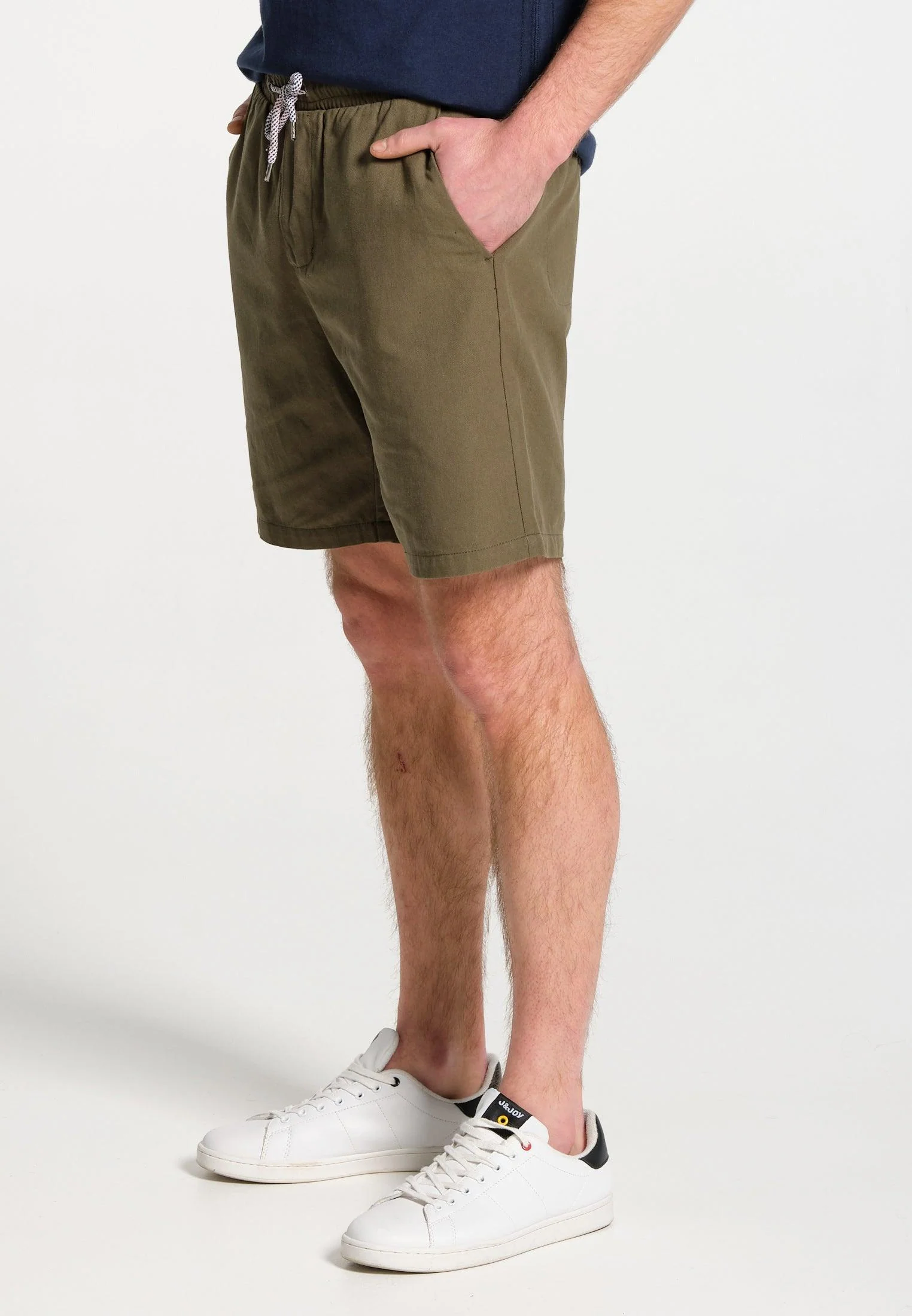 Short homme kaki en coton taille élastiquée avec cordon – Image 2