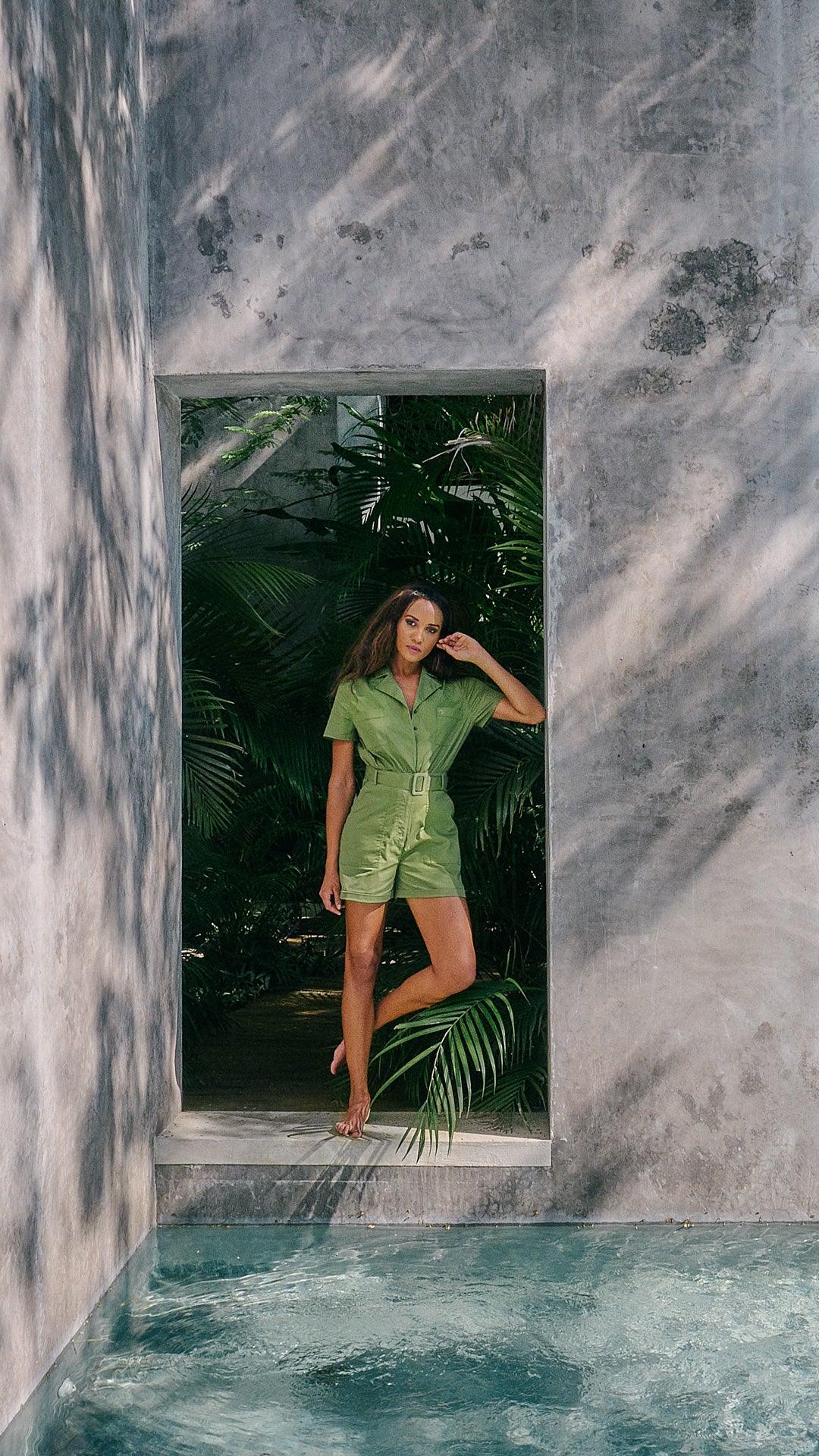 Combi-short femme kaki avec bouttonières et ceinture ajustable – Image 2