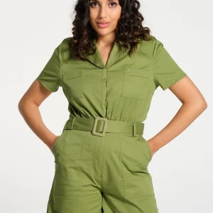 Combi-short femme kaki avec bouttonières et ceinture ajustable