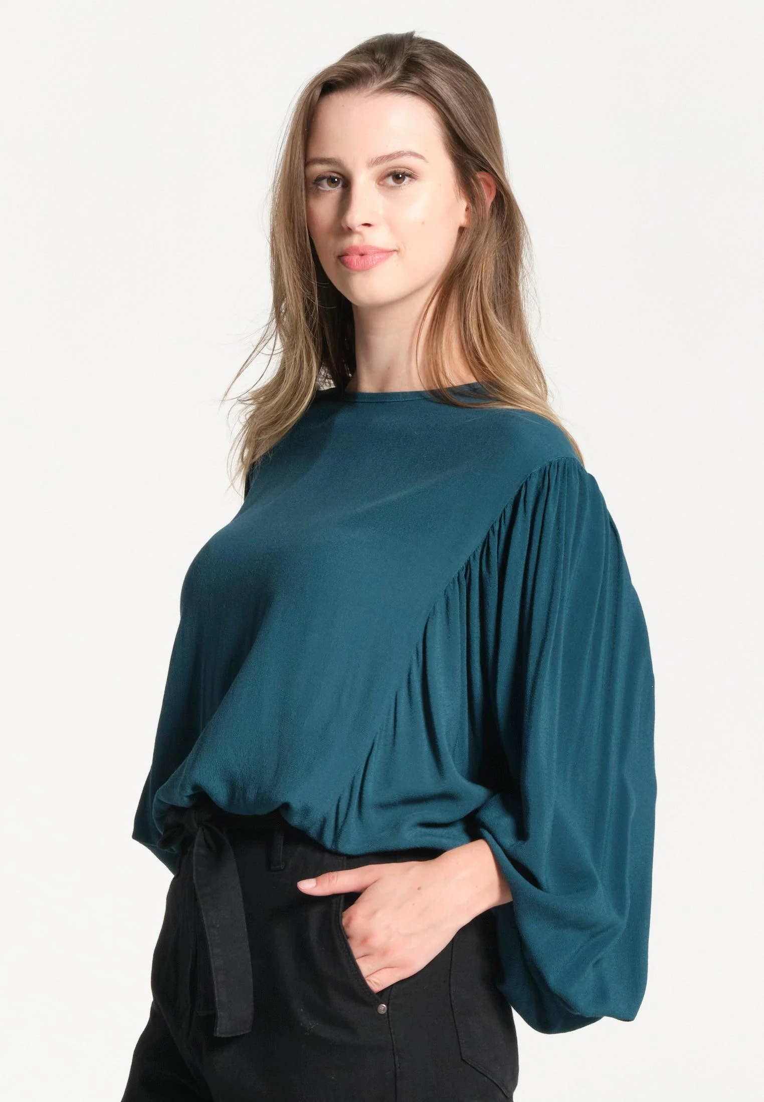 Chemisier femme bleu avec manches larges – Image 3