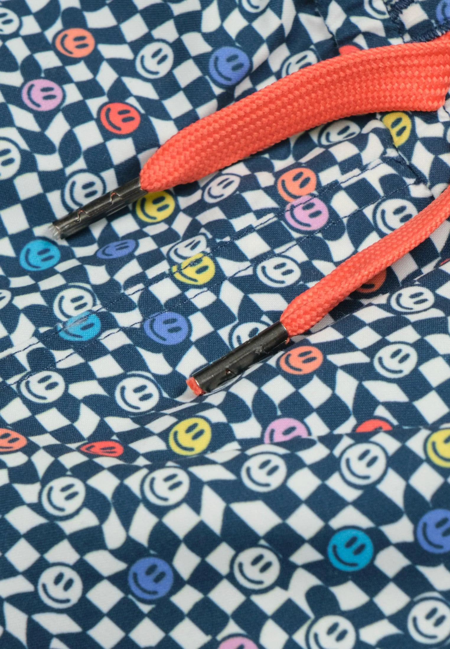 Maillot de bain garçon avec imprimé smiley et damier – Image 3