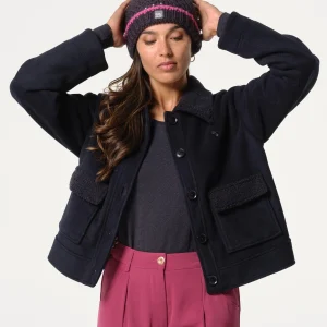 Bonnet femme bleu avec pompon rose