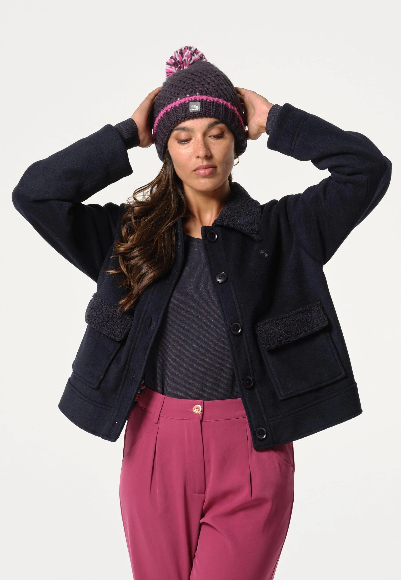 Bonnet femme bleu avec pompon rose