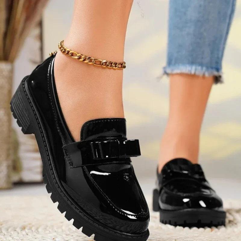 mocassin orthopédique femme vernis à talons et nœud élégant – Image 3