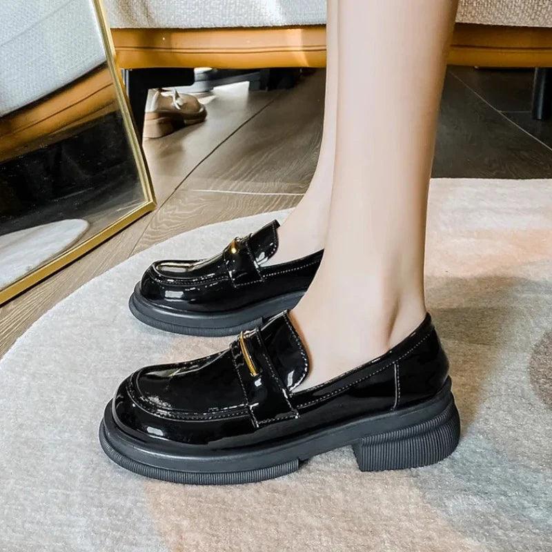 mocassin orthopédique femme vernis à talons – Image 3