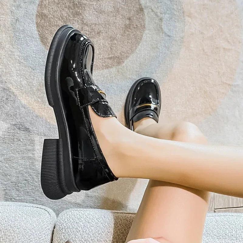 mocassin orthopédique femme vernis à talons – Image 2