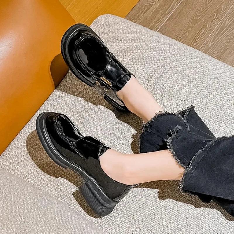 mocassin orthopédique femme vernis noirs à talons – Image 4