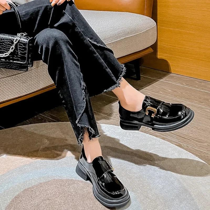 mocassin orthopédique femme vernis noirs à talons – Image 3