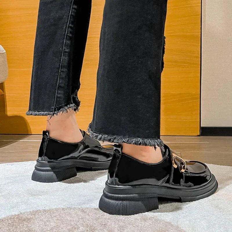 mocassin orthopédique femme vernis noirs à talons – Image 2