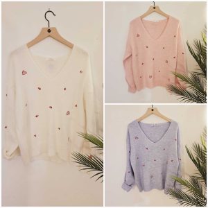 Pull oversize col V multi coeurs brodés