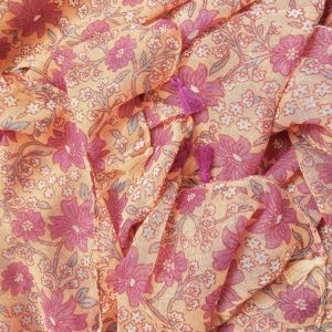 Foulard doux (ou châle) fleuri fond saumon