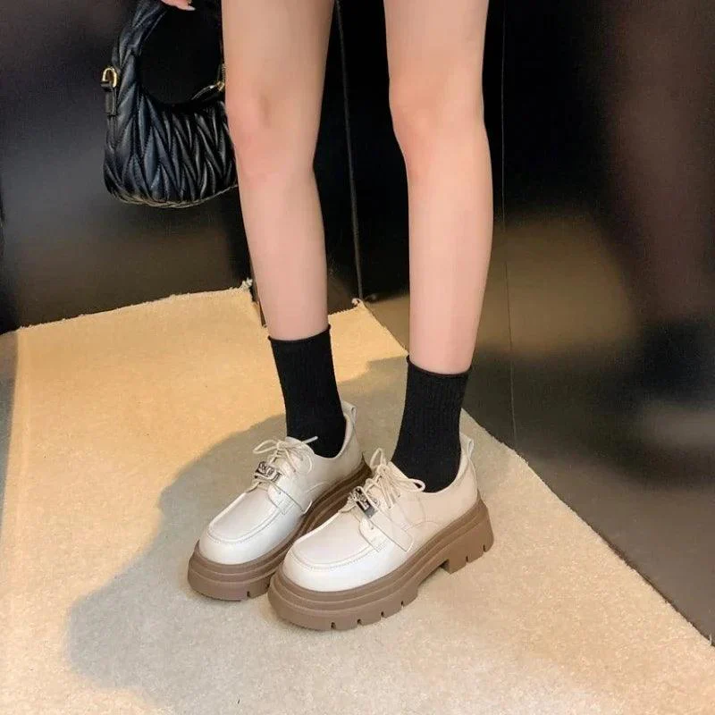 mocassin orthopédique femme à lacets en cuir verni – Image 6