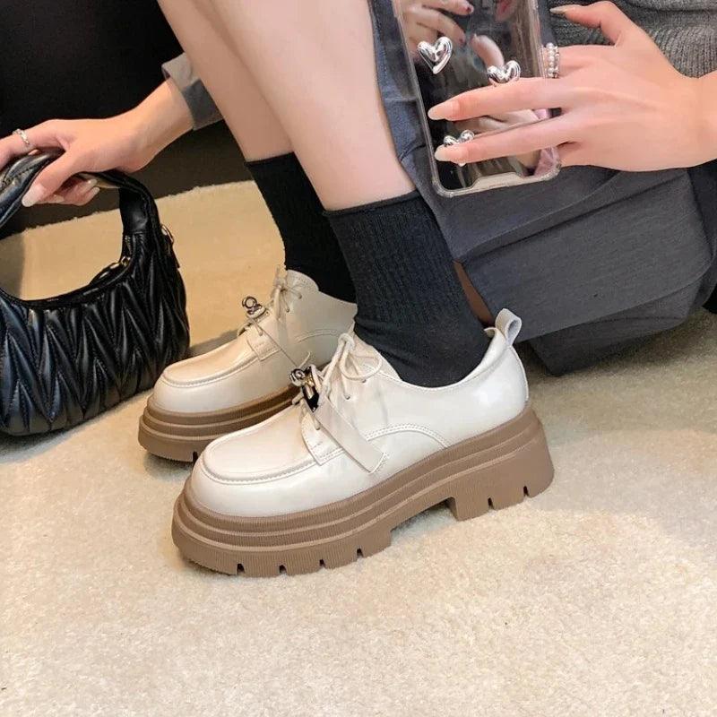 mocassin orthopédique femme à lacets en cuir verni – Image 5