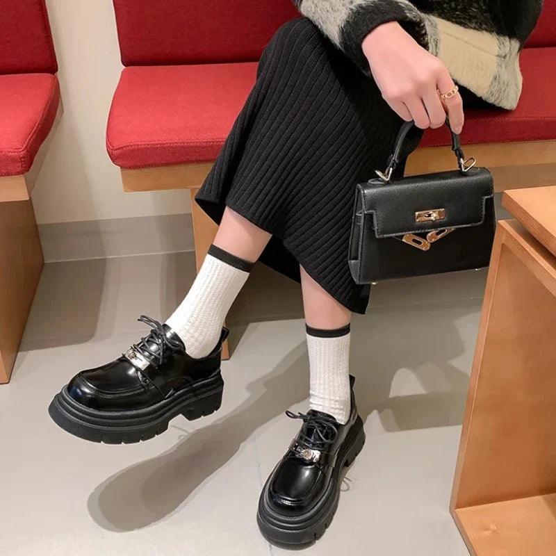 mocassin orthopédique femme à lacets en cuir verni – Image 3