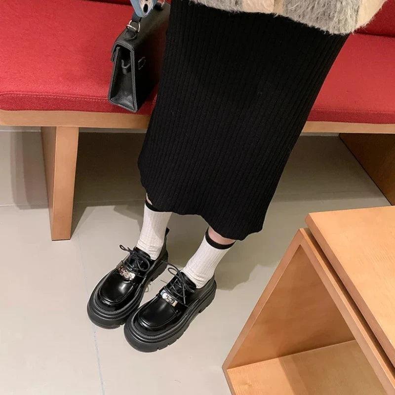 mocassin orthopédique femme à lacets en cuir verni – Image 2