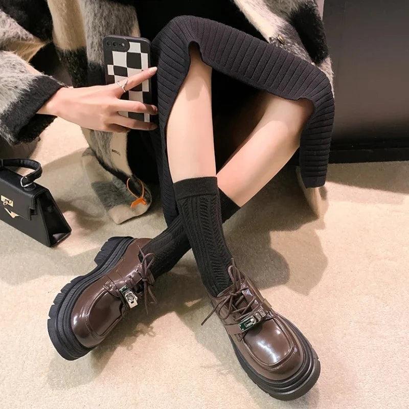 mocassin orthopédique femme à lacets en cuir verni – Image 8