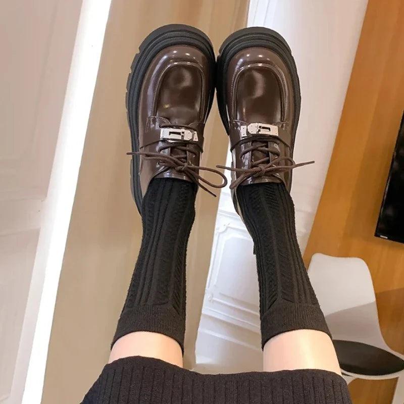 mocassin orthopédique femme à lacets en cuir verni – Image 9