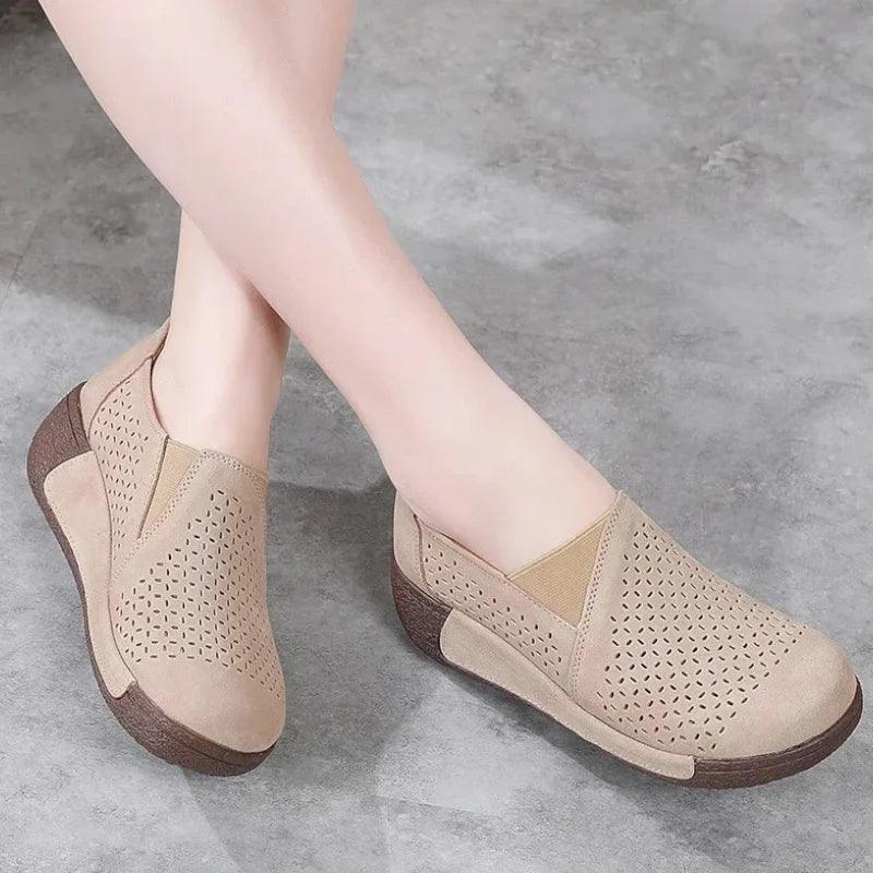 mocassin orthopédique femme compensés ajourés en daim – Image 2