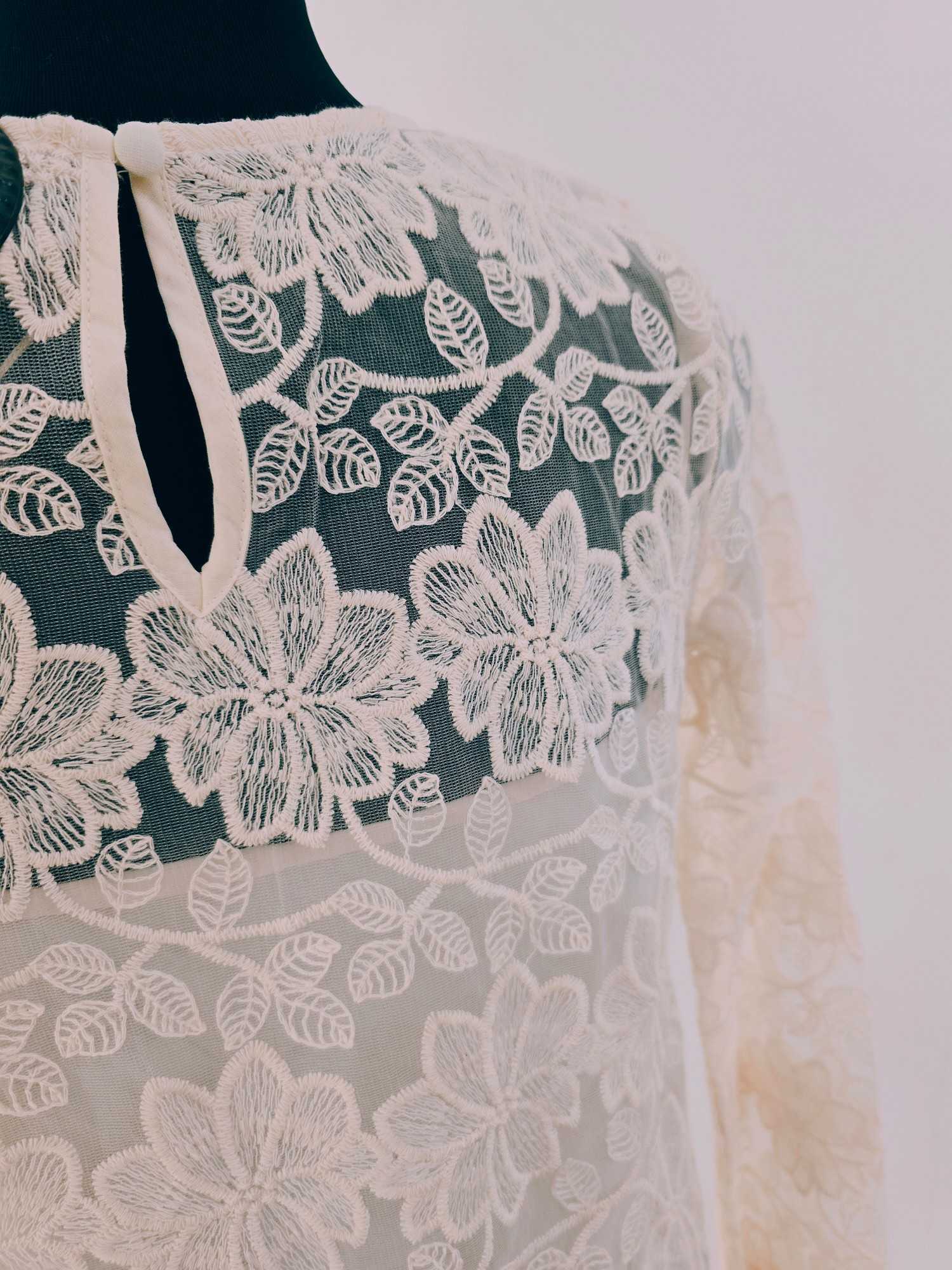 Blouse dentelle fleurs ivoire – Image 4
