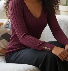 Pull fin col V festonné