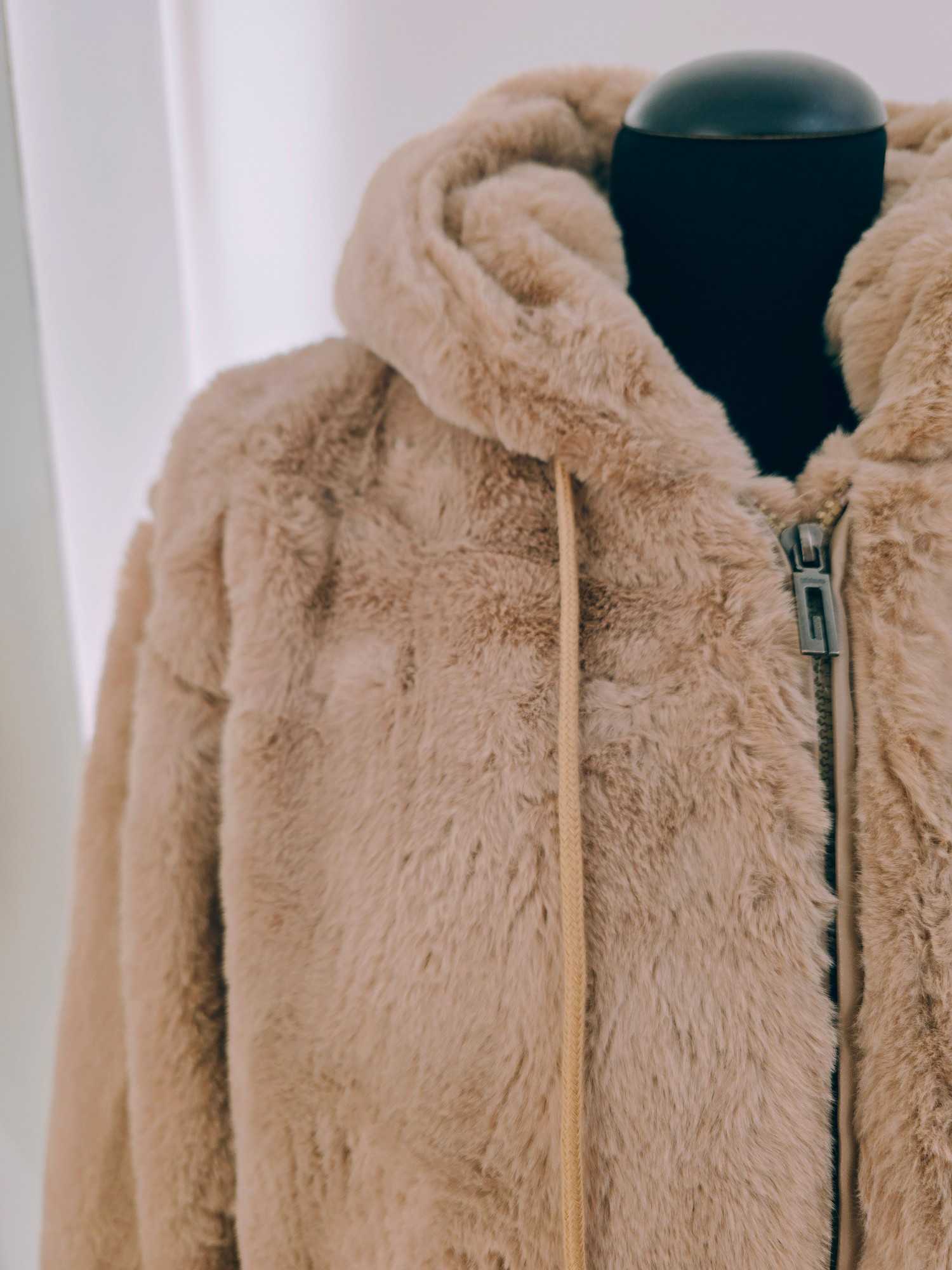 Veste fausse fourrure capuche – Image 4