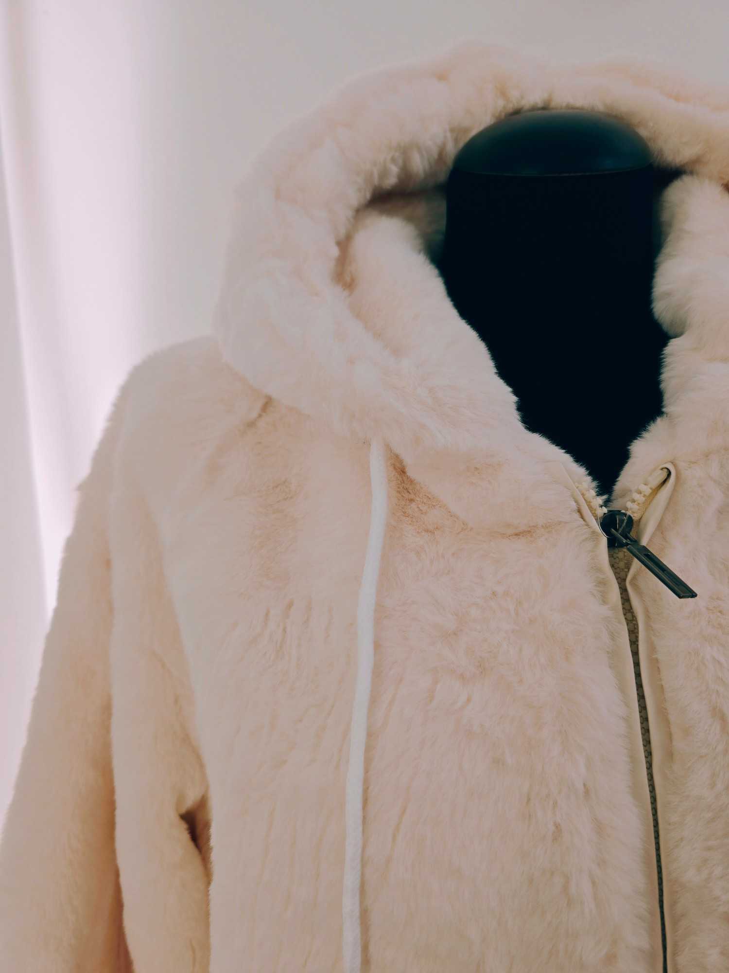 Veste fausse fourrure capuche – Image 5