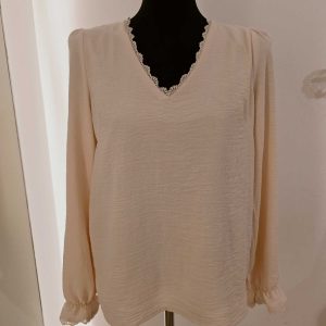 Blouse unie encolure dentelle
